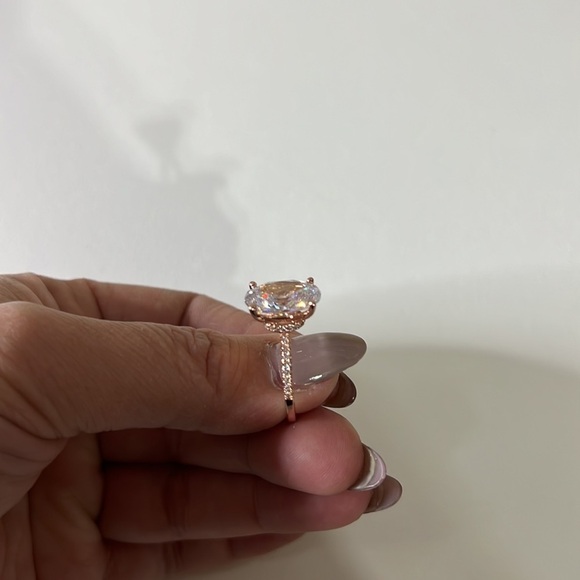 Beautiful 925 sterling silver rose gold 3ct oval cubic zirconia engagement ring. - Picture 3 of 7